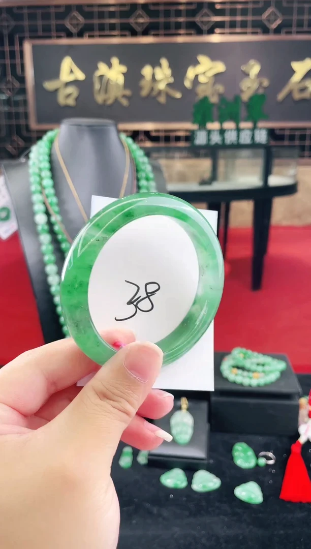 未镶嵌手镯石英质玉（非洲翠）微瑕一经发货运费不退介意勿拍