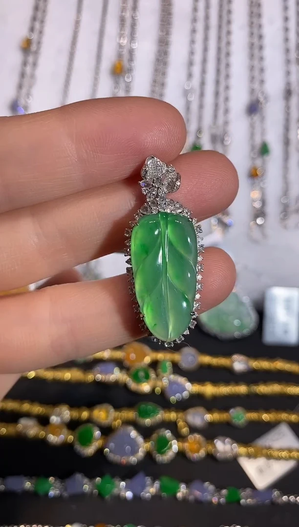 颈饰18K金镶嵌翡翠吊坠