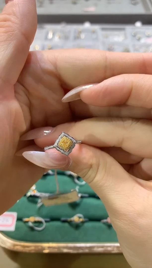 18K金镶嵌戒指钻石戒指