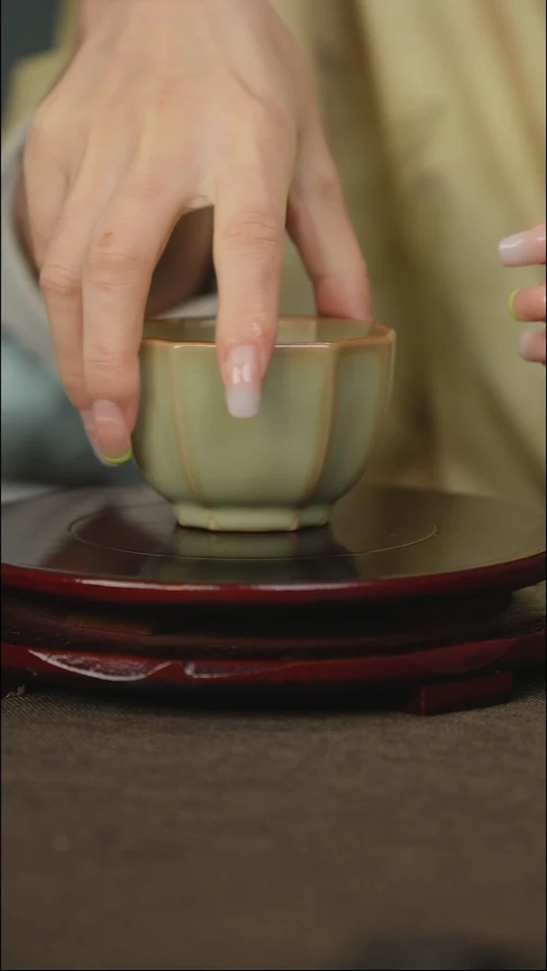 粉青 四方葵口杯 带底款