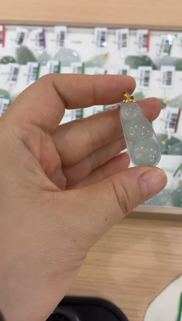 颈饰18K金镶嵌翡翠翡翠豆子