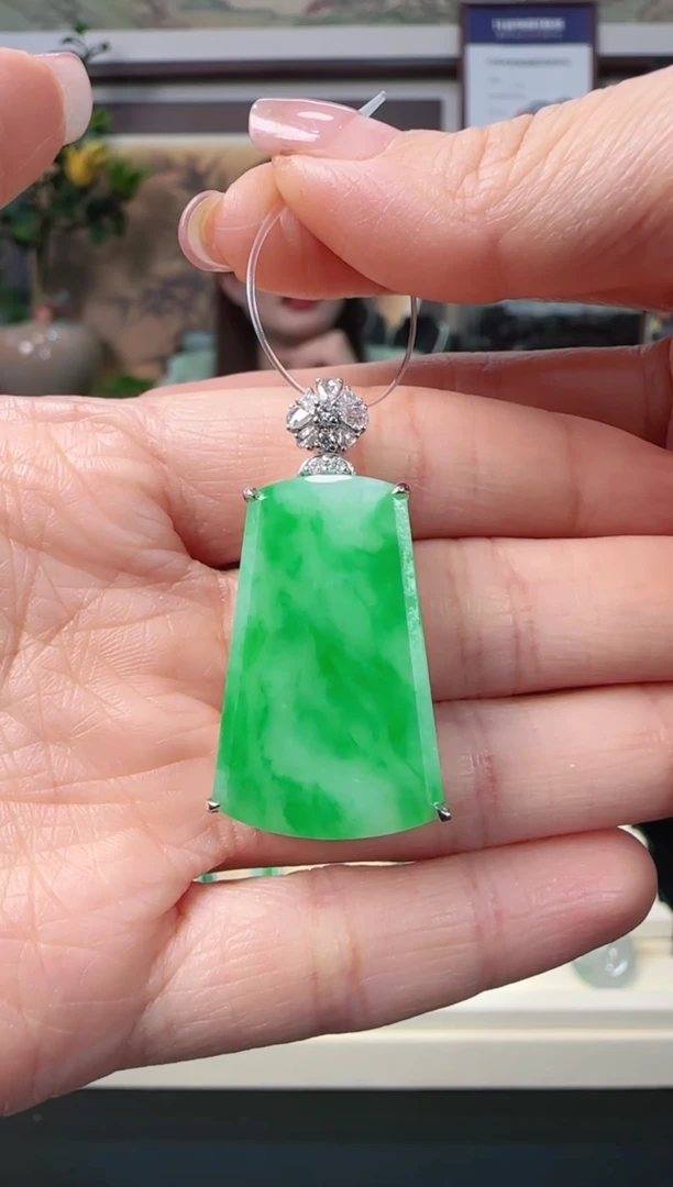 颈饰18K金镶嵌翡翠无事牌