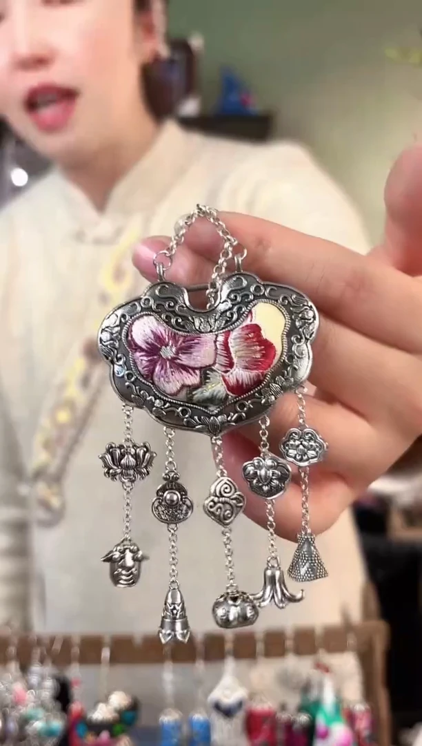 彩云南阁非遗老绣苗银饰品318