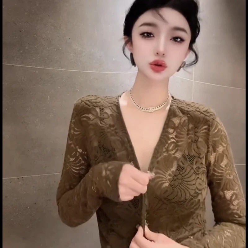 欧货时尚设计感小众性感辣妹纯欲V领蕾丝上衣女轻奢高级感打底衫