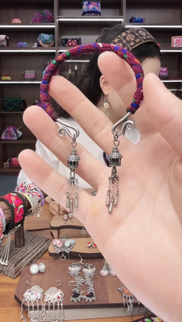 织绣98蒙阿苏苗绣传承店