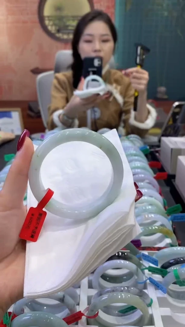 【闪购商品】翡翠手镯未镶嵌多人00509