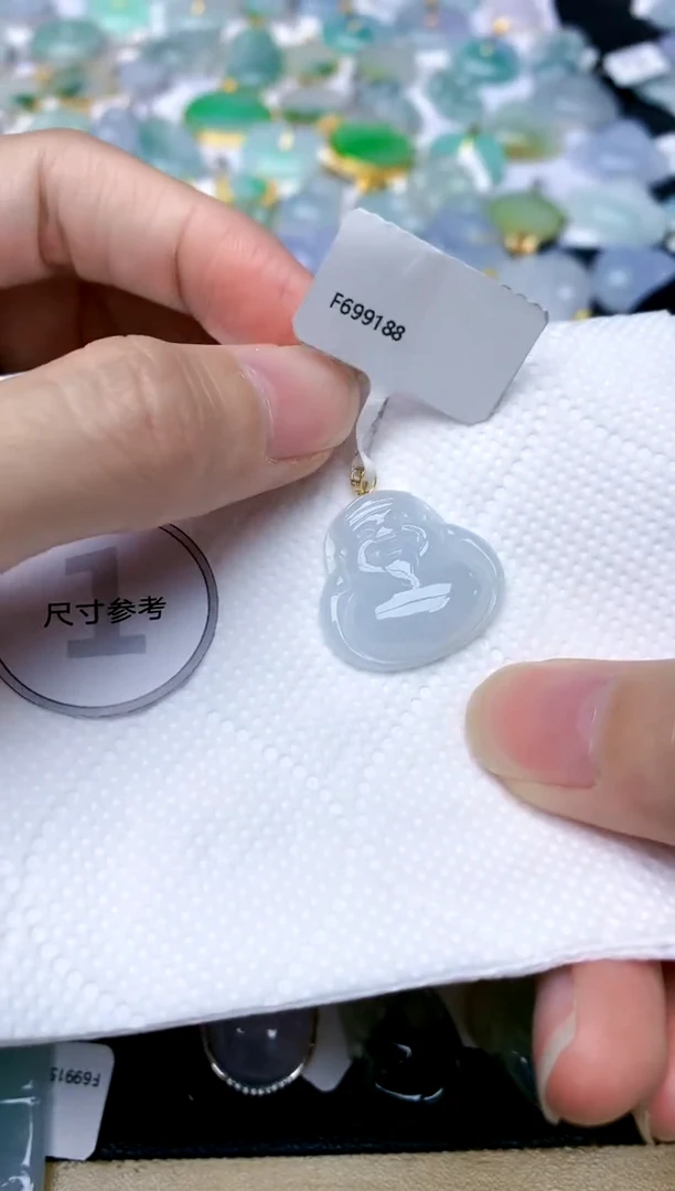 颈饰18K金镶嵌翡翠天然A货翡翠