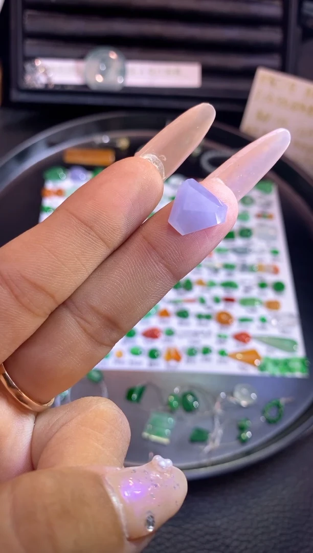 翡翠挂件未镶嵌切割