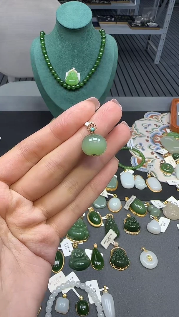 18K金镶嵌和田玉挂件空*空1