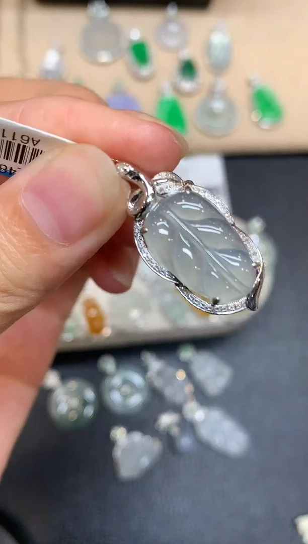 颈饰18K金镶嵌翡翠树叶【无服务费