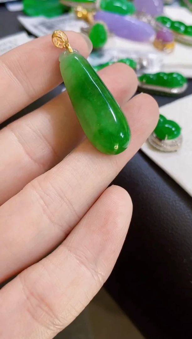 颈饰18K金镶嵌翡翠瓜