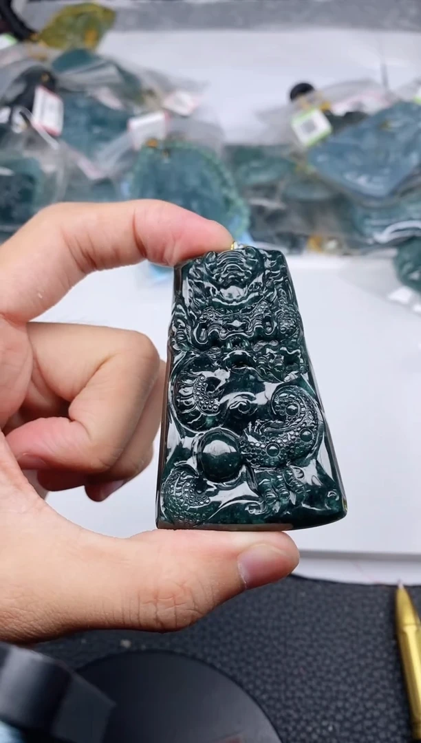 颈饰未镶嵌翡翠