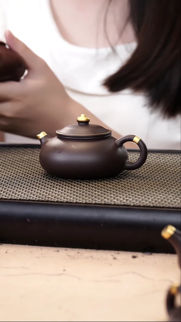 茶壶紫砂四号井茄皮紫泥描金寒江130cc
