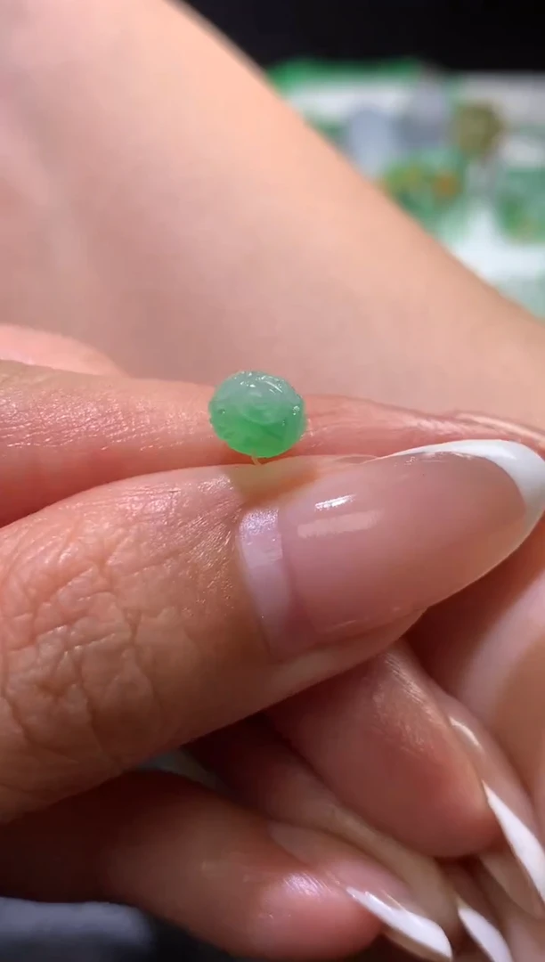 未镶嵌定制翡翠南**：毛货 卡6.7-4.8