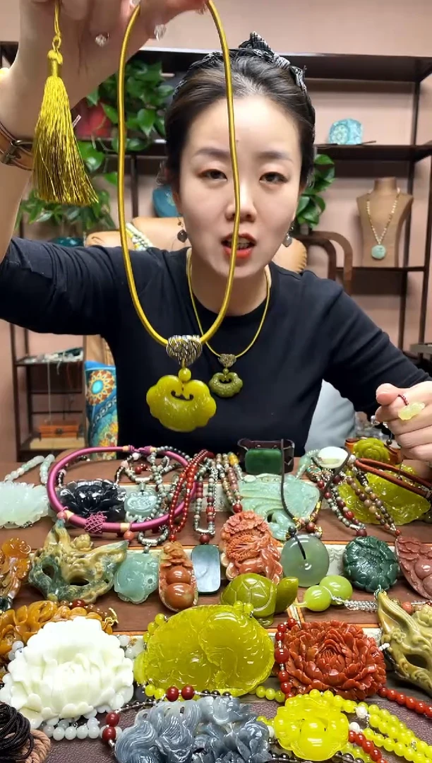 未镶嵌岫玉吊坠多样性发货发其中之一