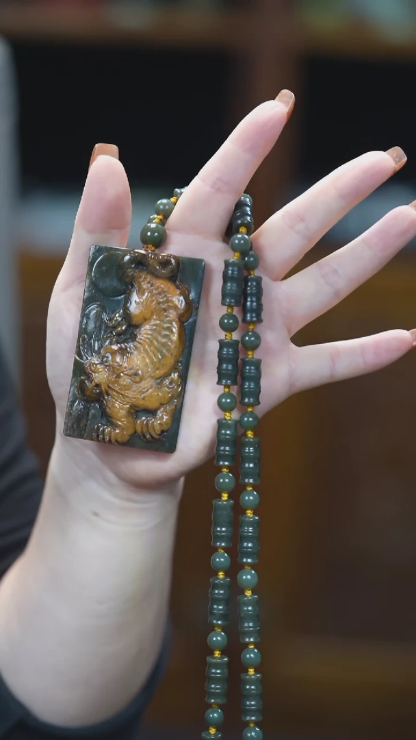 颈饰未镶嵌和田玉虎牌