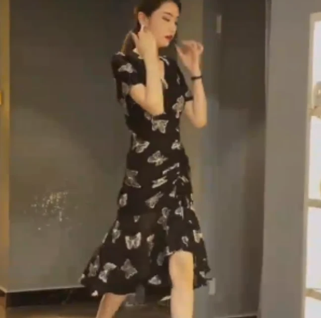 2025春季新款网红同款洋气韩版印花连衣裙时尚修身朵11