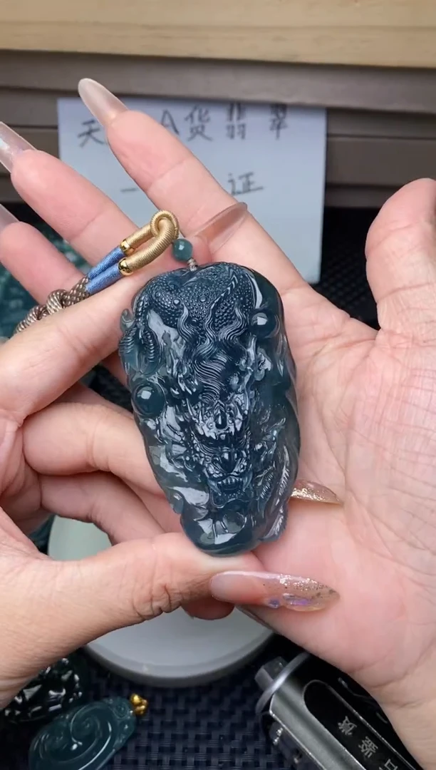 翡翠未镶嵌颈饰