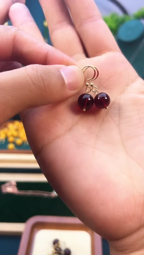 14K金镶嵌血珀耳饰E29