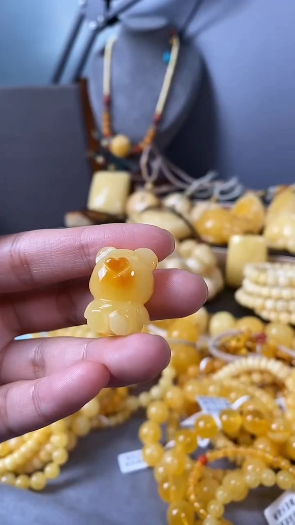 裸石琥珀未镶嵌小熊雕刻件