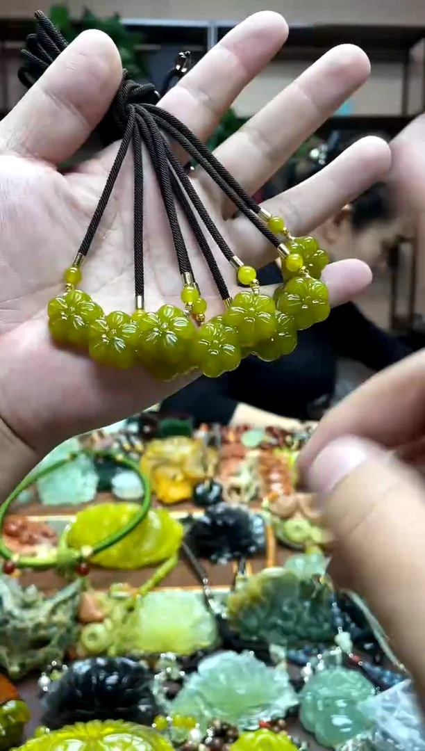 未镶嵌岫玉吊坠 多样性发货发其中之一