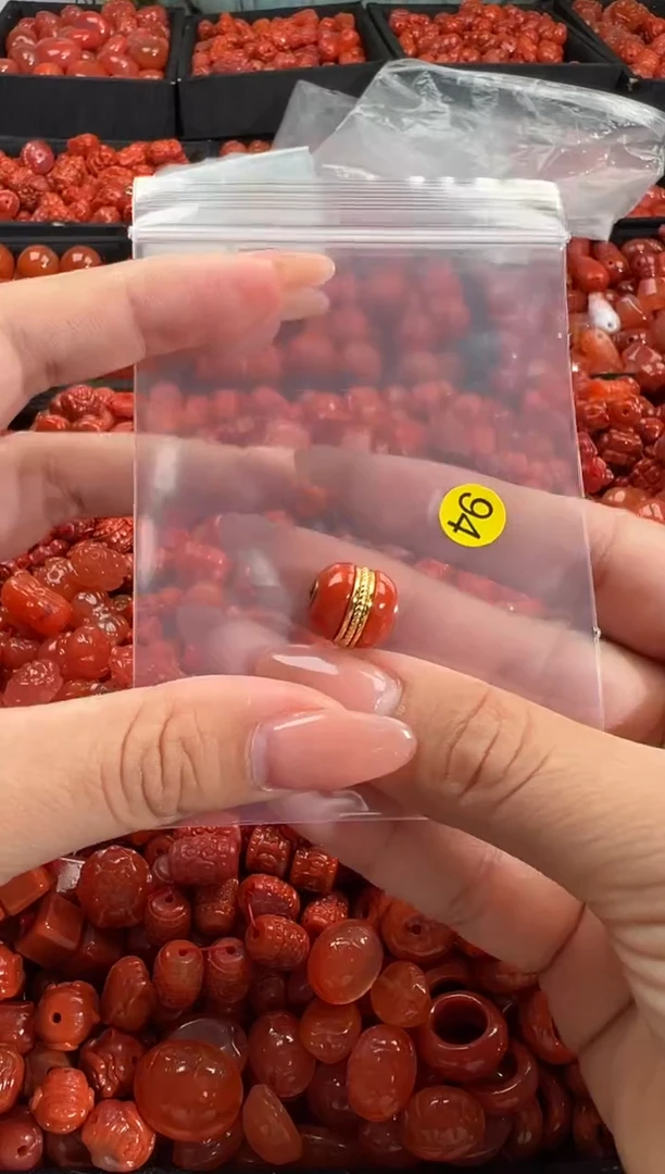 南红玛瑙未镶嵌颈饰1