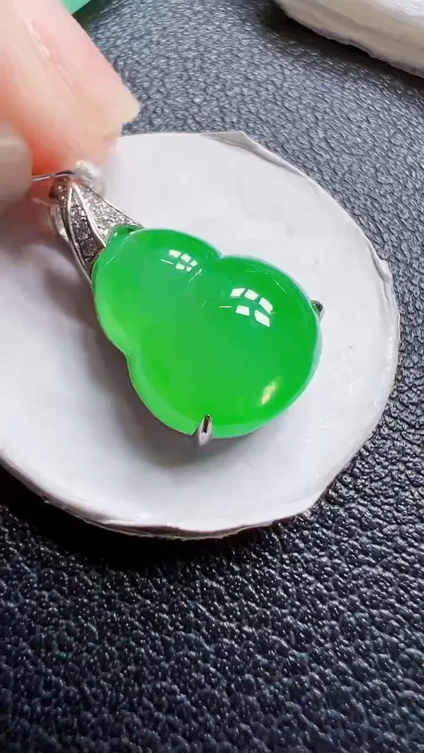 颈饰18K金镶嵌翡翠葫芦