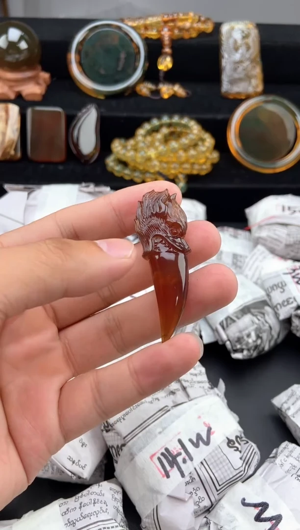未镶嵌颈饰琥珀狼牙吊坠
