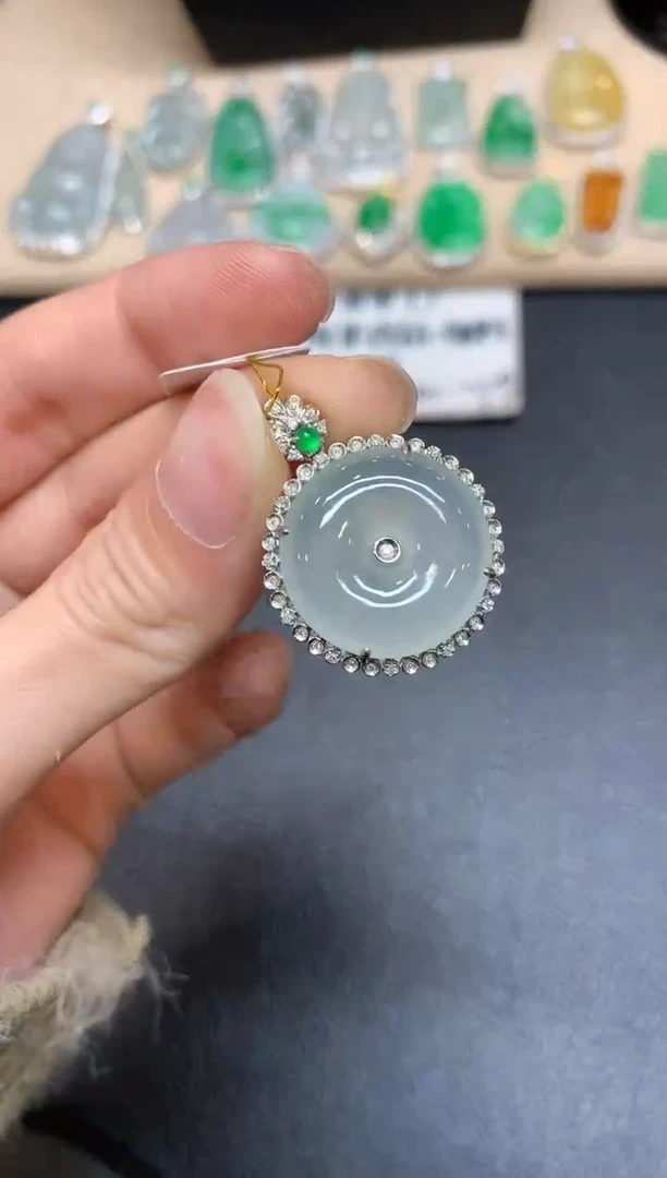 【闪购商品】翡翠颈饰18K金镶嵌平安扣【无服务费