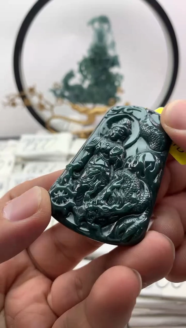 翡翠未镶嵌颈饰观音