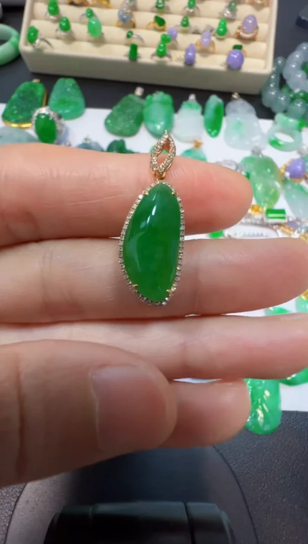 吊坠(不含链)18K金镶嵌翡翠6800