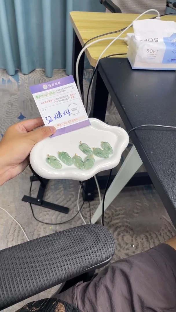 18K金镶嵌挂件翡翠叶子多样性发其一CPG8配绳