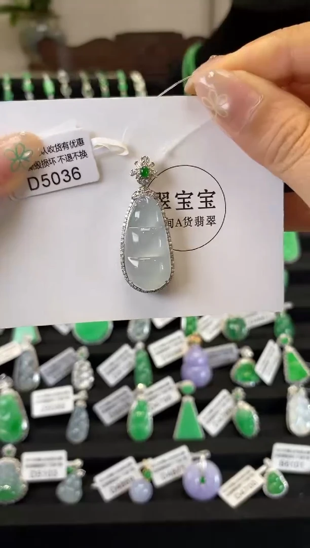 翡翠18K金镶嵌颈饰D5036 福豆 含运营费
