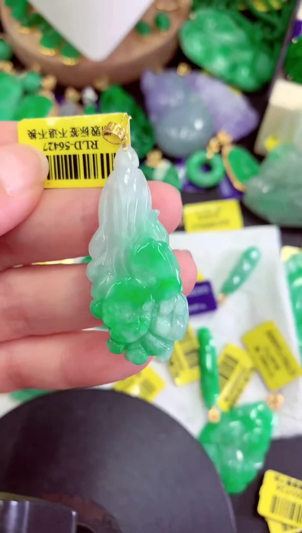 颈饰18K金镶嵌翡翠挂件