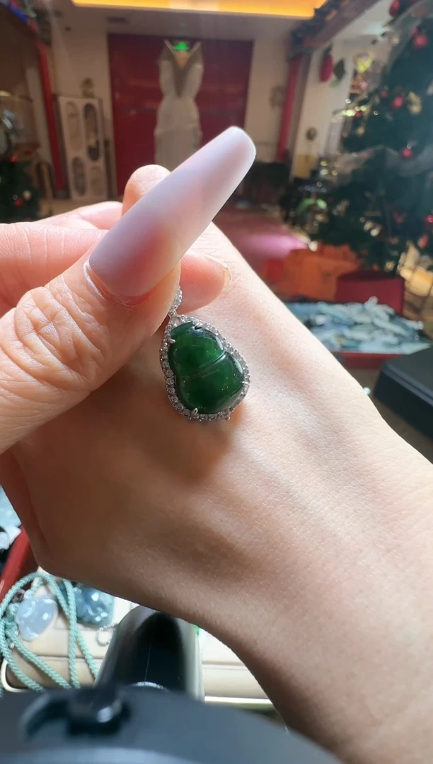 【闪购商品】翡翠吊坠(不含链)未镶嵌翡翠