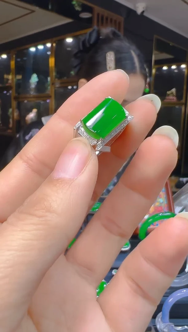 18K金镶嵌戒指翡翠023