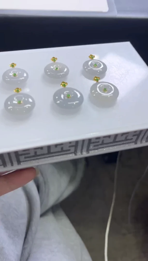 颈饰18K金镶嵌翡翠V49/多样性发一件/配绳子（小）