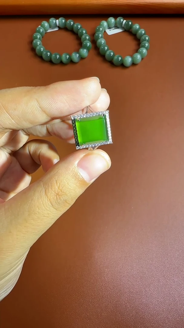 和田玉戒指18K金镶嵌18K金镶嵌碧玉方形阳绿戒指