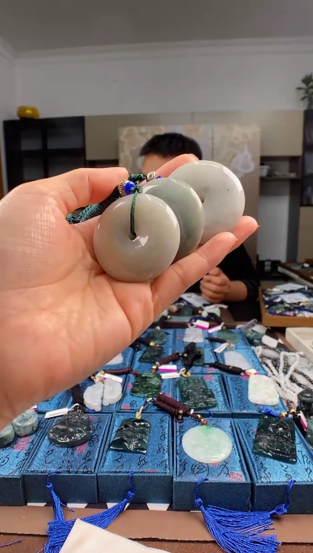 颈饰未镶嵌翡翠  多样性发其一