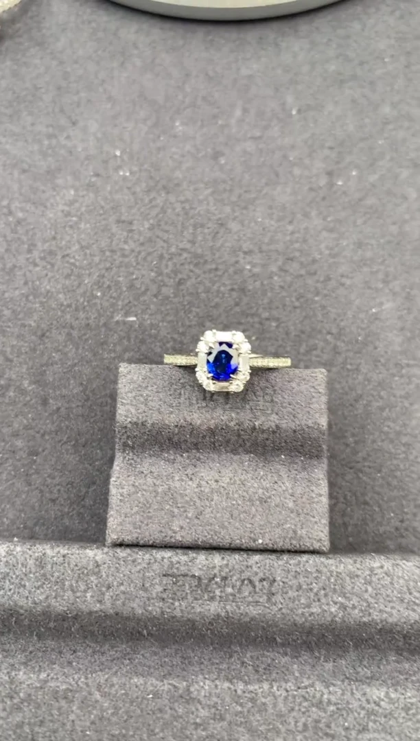 戒指蓝宝石18K金镶嵌0.6ct蓝宝石 FE 定制