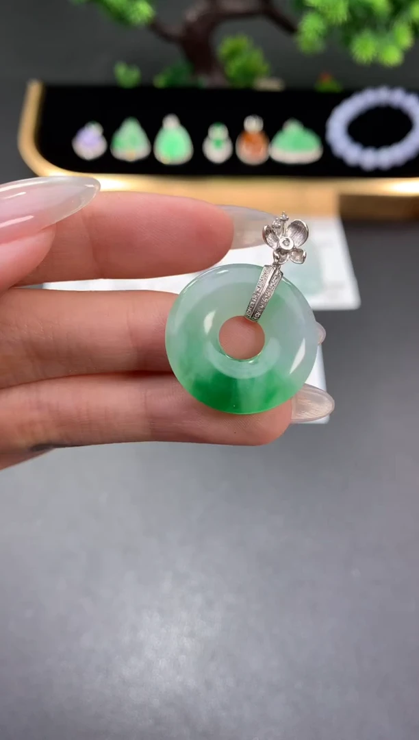 颈饰18K金镶嵌翡翠48小时鉴赏期 退货不扣服务费