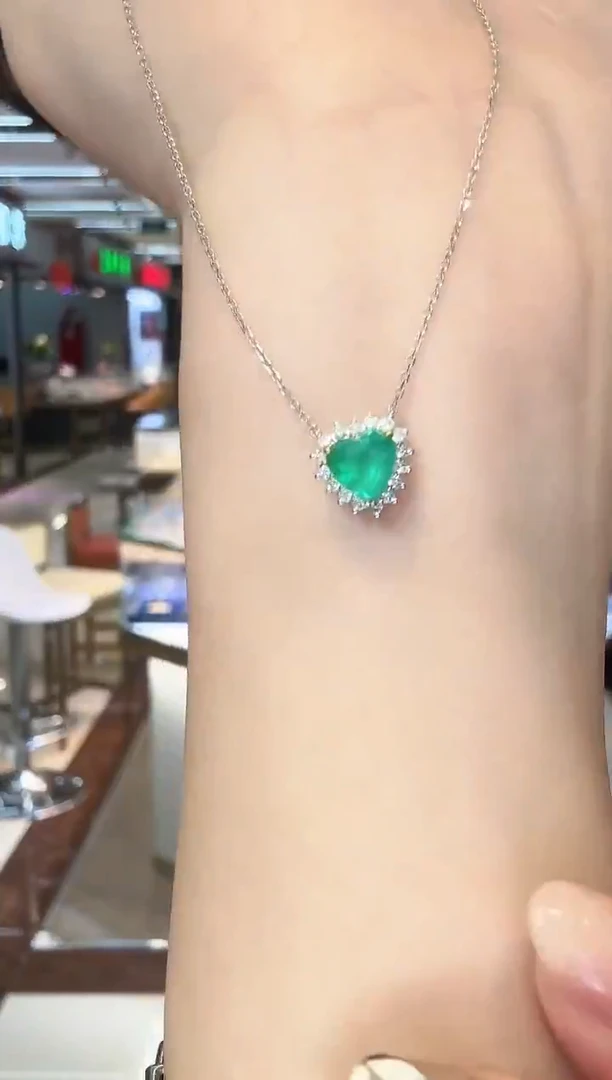 18K金镶嵌项链祖母绿爱心 0.80ct