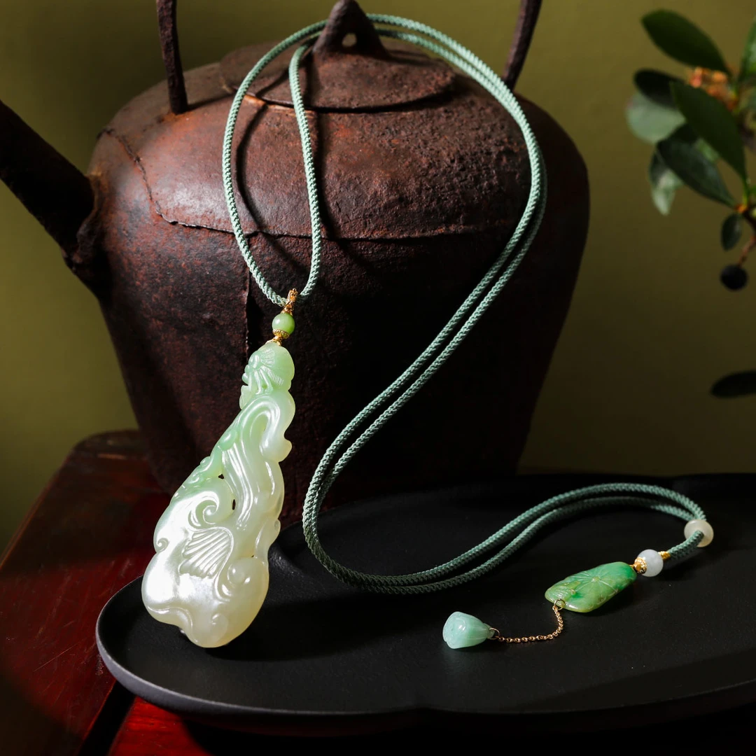 【意婵】天然典藏级和田玉翠青精雕项链18K金翡翠-911574