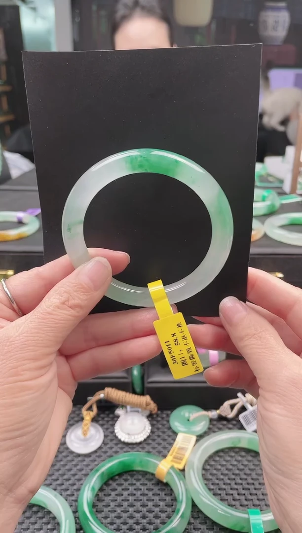 未镶嵌手镯石英质玉（非洲翠）手镯