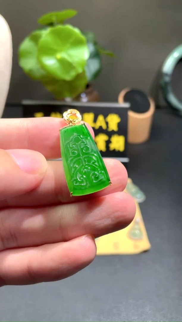 颈饰18K金镶嵌翡翠量**总翡翠A货