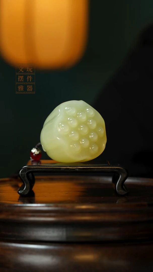 玉《手握莲蓬》手把件摆件