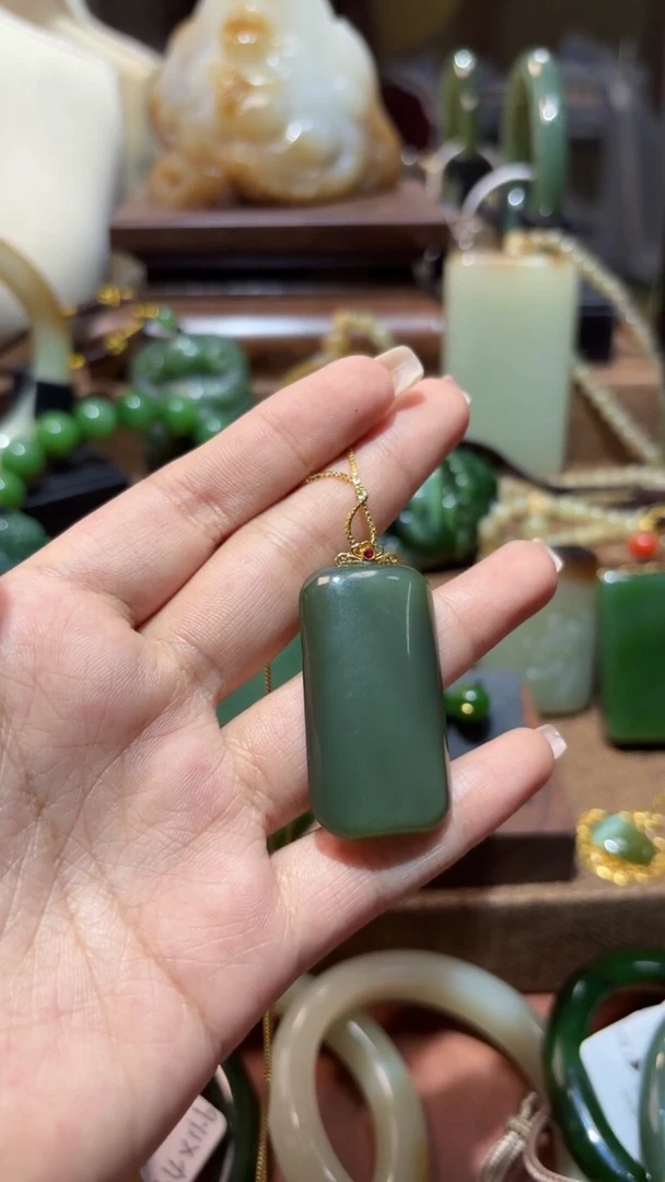 颈饰18K金镶嵌和田玉（碧玉）1