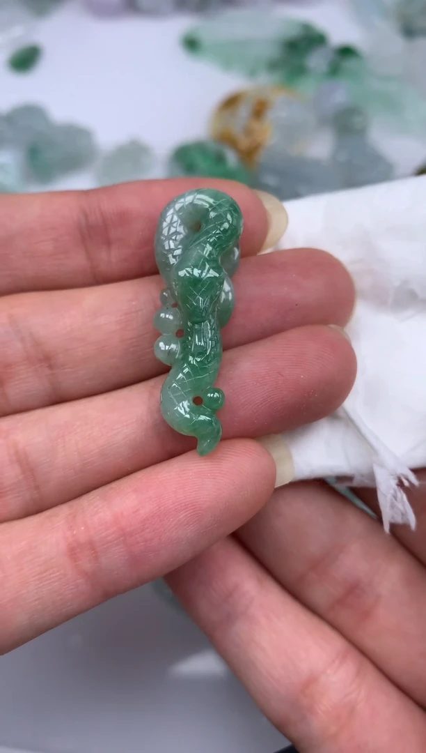 翡翠未镶嵌颈饰蛇