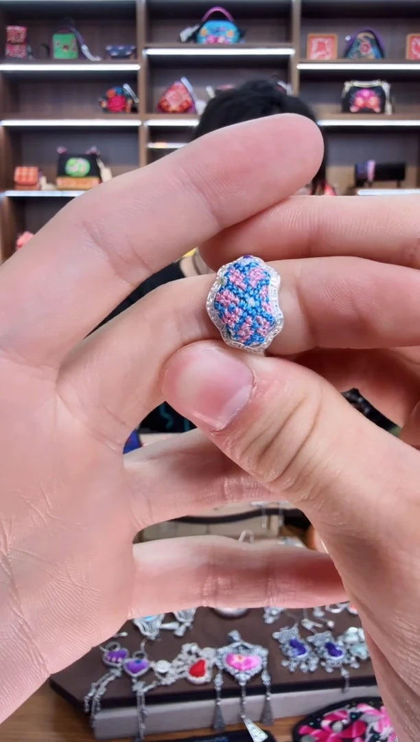 【闪购商品】织绣107蒙阿苏苗绣传承