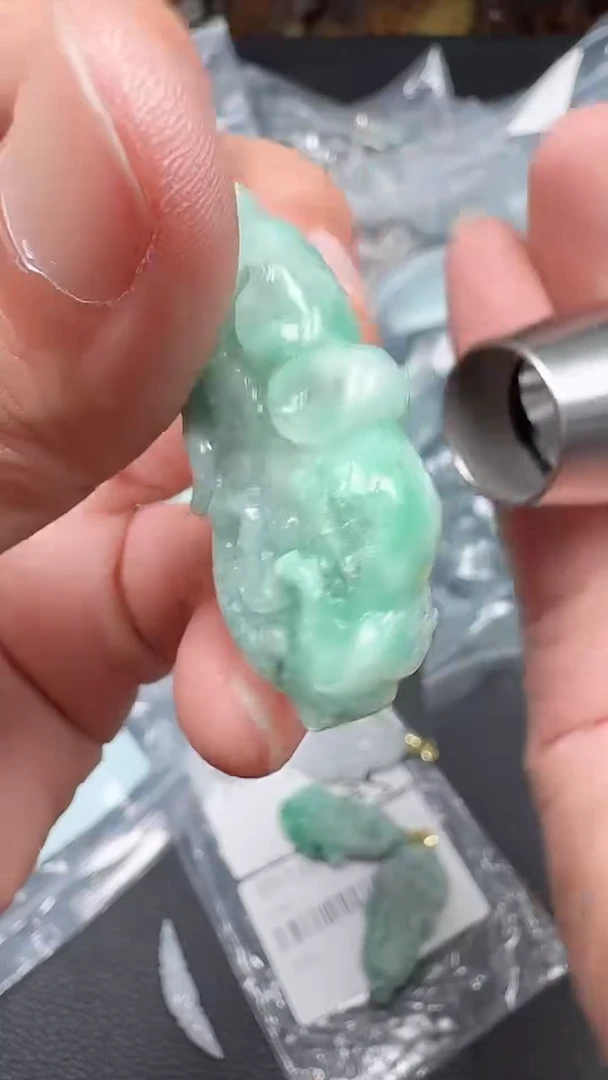 翡翠未镶嵌颈饰096